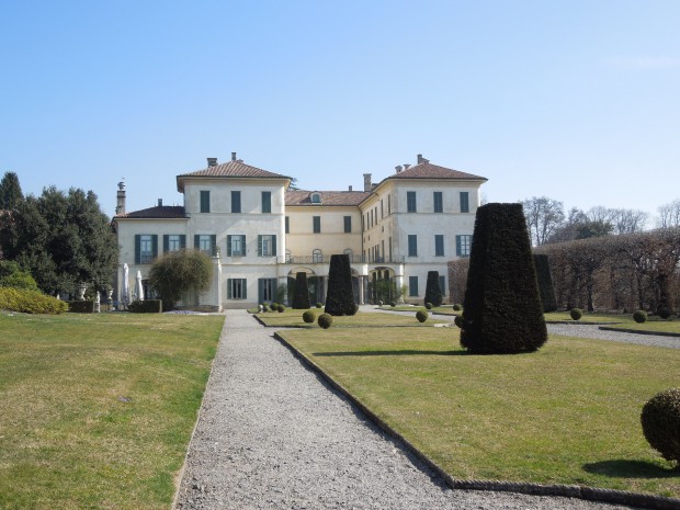 図1　庭園からパンツァ荘を臨む（2015年3月10日撮影）