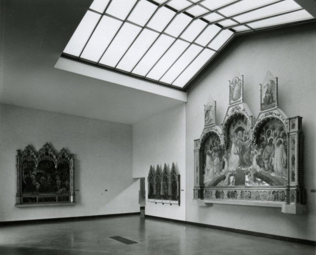 スカルパ、ミケルッチ、ガルデッラの設計によるジョットと13世紀画家たちの部屋の展示の様子、ウフィッツィ美術館、1957年、撮影：パオロ・モンティ