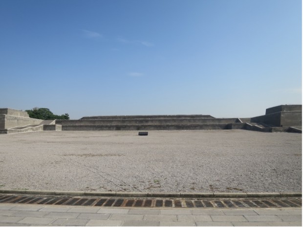 写真3：大明宮含元殿址基壇（南側より）
