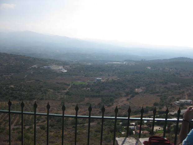 【fig. 8】11月のクレタ島の眺望。遠くの山並みが霞んで見える。